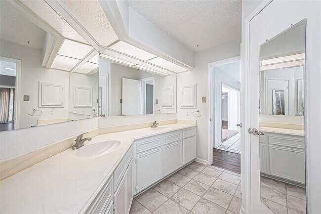Building Photo - 15030 St Cloud Dr