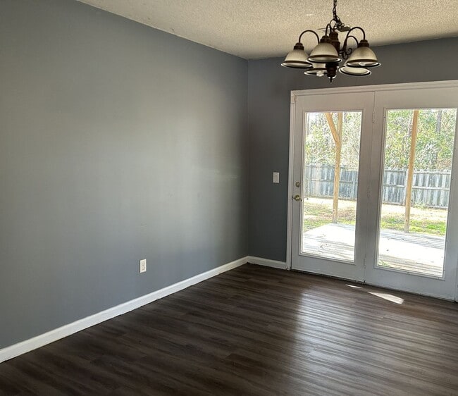 Building Photo - 3 bedroom, 2 bath home, with 2 car garage--For Rent. Near Camp Lejeune.