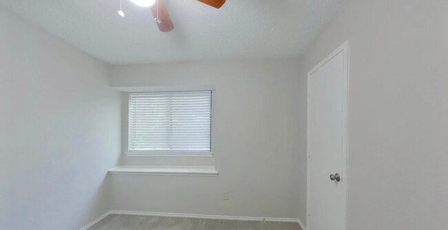 Building Photo - MOVE IN READY