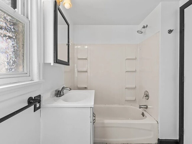 Building Photo - 285 Richard St