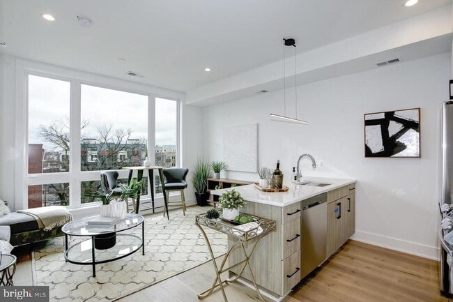 Primary Photo - 1014 1/2 17th Pl NE