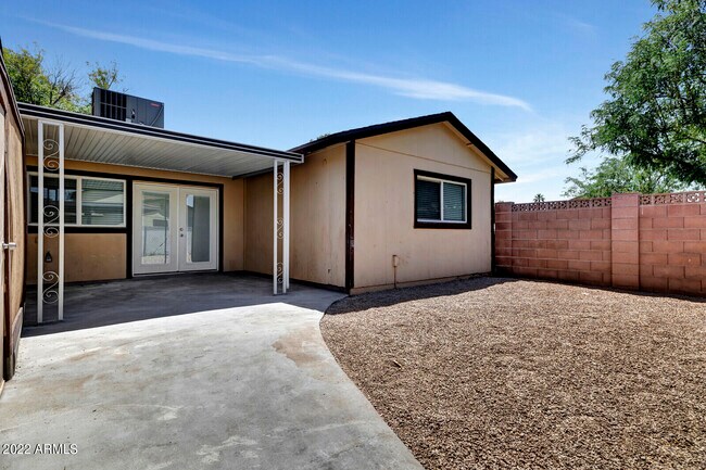 Building Photo - 3012 W Bethany Home Rd