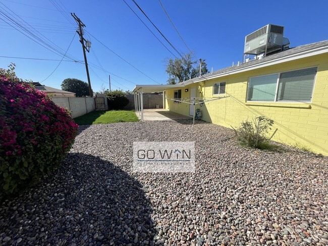 Building Photo - 4 Bed/ 2 Bath - House With Backyard!