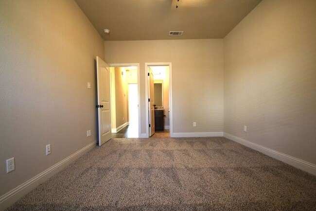 Building Photo - Picture PERFECT 3/2 Duplex Home Coming Soo...