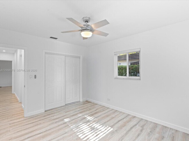 Building Photo - 5406 S Le Jeune Rd