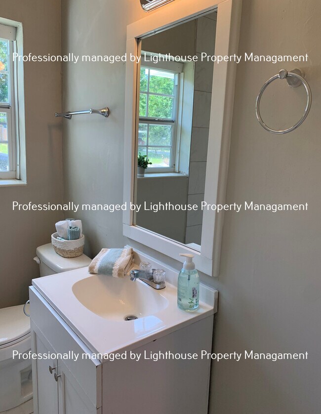 Building Photo - Bright 3 Bedroom Home With Open Layout And Storage Space