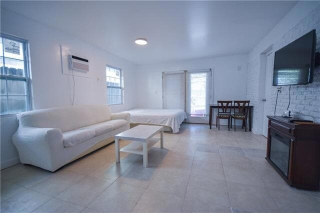 Building Photo - 1015 Roselawn St