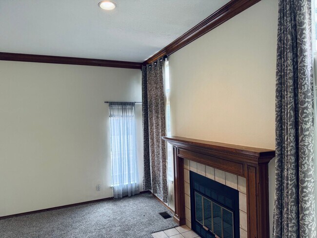 Building Photo - Foothills Hideaway