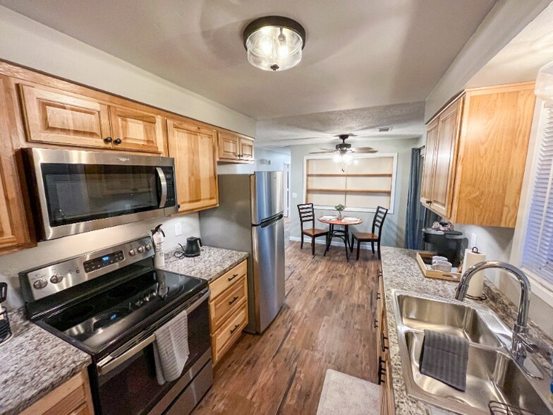 Building Photo - 2221 Madison St