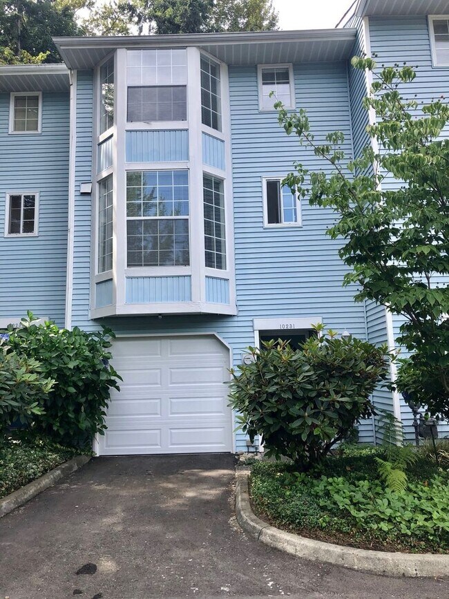 Kirkland Townhome with 2 Bedroom 2 En Suit... 10231 NE 129th Ln