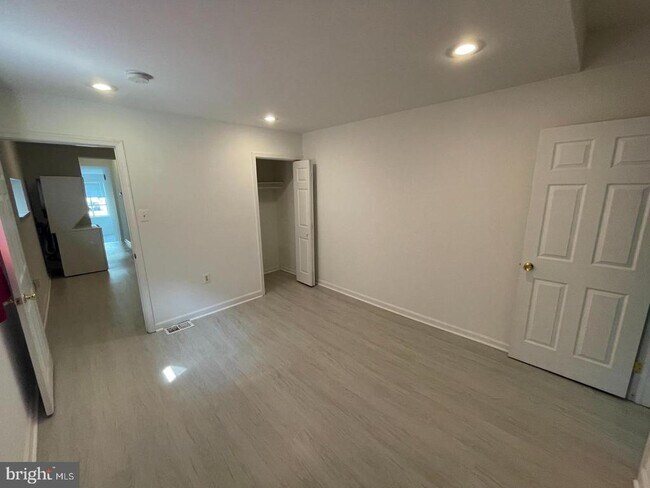 Building Photo - 2606 W Girard Ave