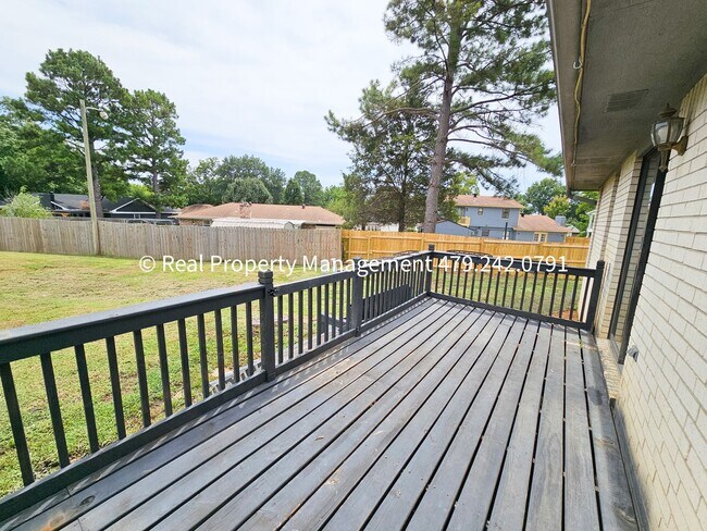 Building Photo - 3 Bedroom Close to Mercy Hospital - Availa...