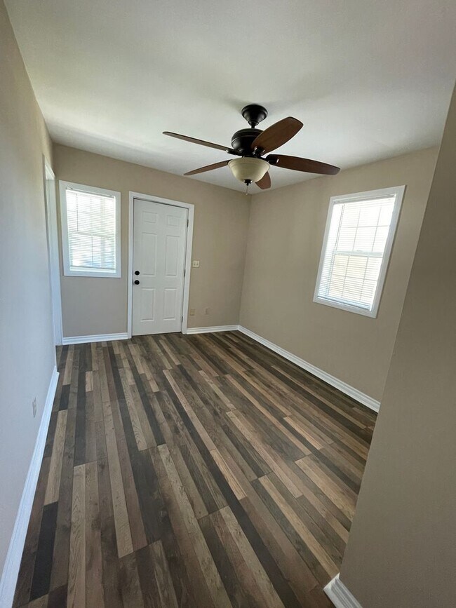 Building Photo - APT 190 CRAIG