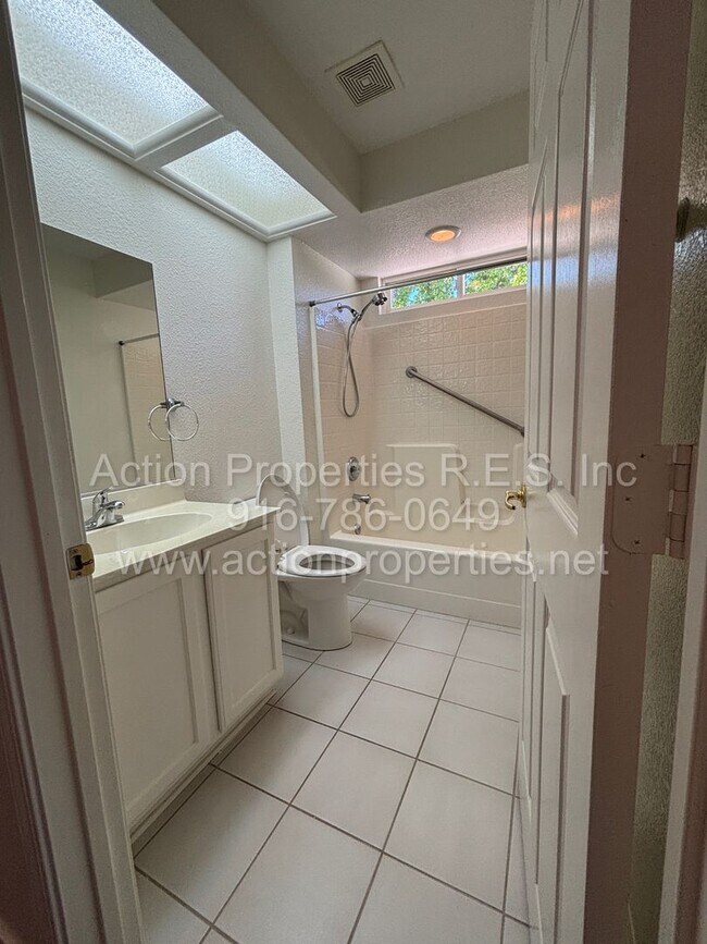 Building Photo - 6000 Buggy Whip Ln