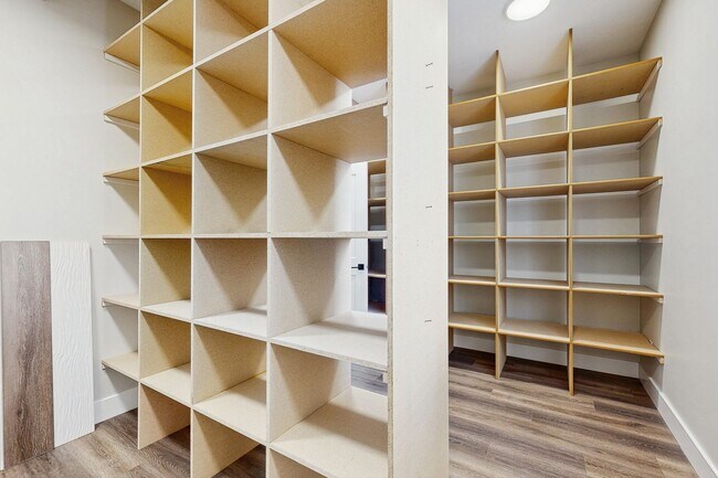 Building Photo - Large Spacious 4 Bedroom Home in Desirable Highland with Private Backyard and Finished Basement