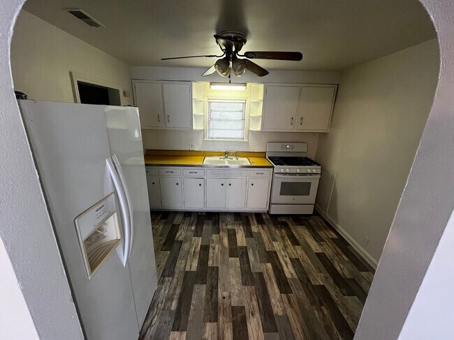 Building Photo - Large 2 Bedroom home with a Garage