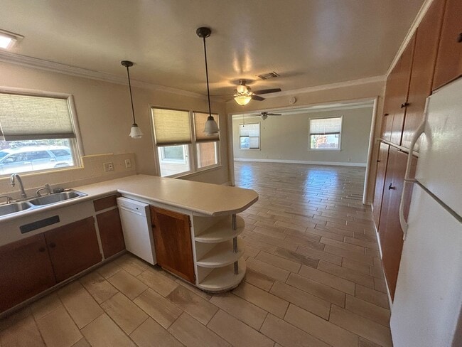 Building Photo - Wow, ready for move in, large updated home...