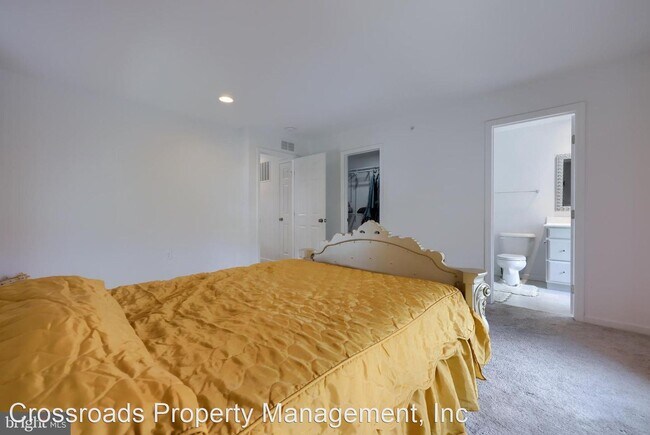 Building Photo - 2 br, 3.5 bath House - 902 Mayer Place