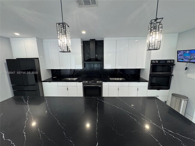 Building Photo - 575 NE 179th Dr