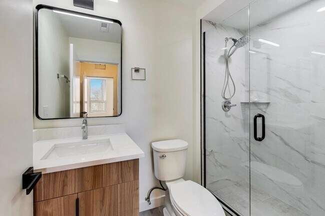 Building Photo - 1950 W Lawrence Ave