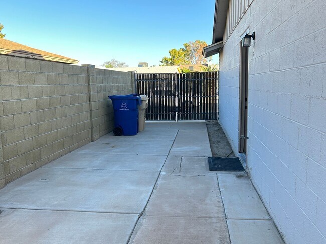 Building Photo - Stunning 3 Bedroom 2 Bath