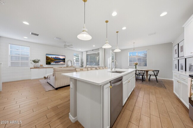 Building Photo - 905 S Canal Dr