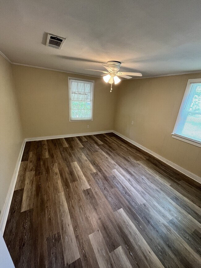 Building Photo - 126 W Cherry Dr