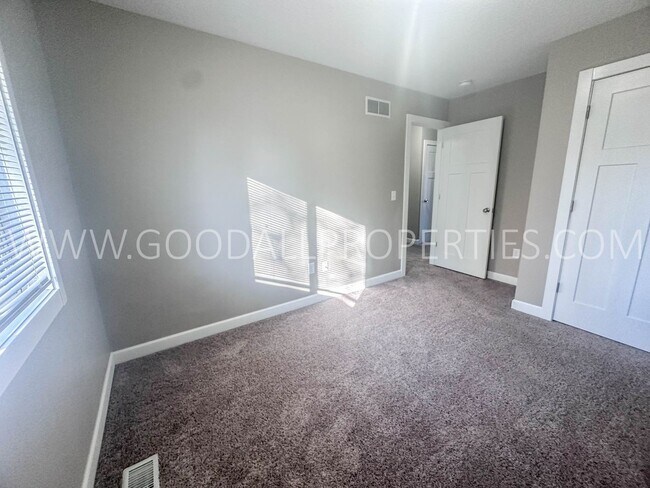 Building Photo - Rent Special $995 for the first 3 months of the lease!! 1.5-bath townhome in Van Meter, complete ...