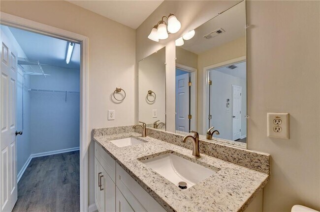 Building Photo - 2026 Merrimont Way
