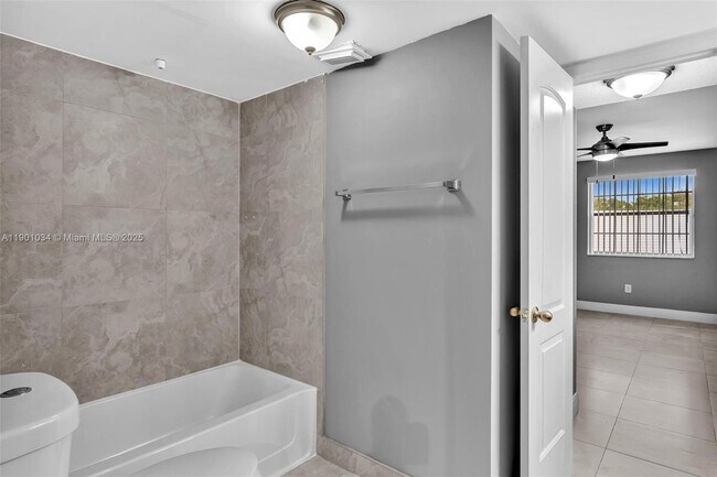 Building Photo - 2880 N Oakland Forest Dr