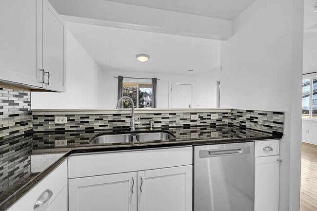 Building Photo - $2,295.95, 3-bed, 3-bath, located in Longmont with a washer and dryer and $300 off the first mont...