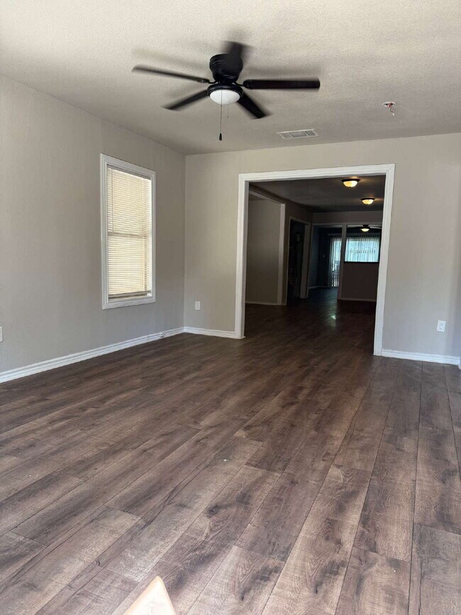 Building Photo - Gorgeous 4 Bed/1 Bath in the Hot Wells Neighborhood