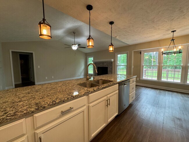 Building Photo - Beautiful 3 Bed 2 Bath Home in Jack Britt