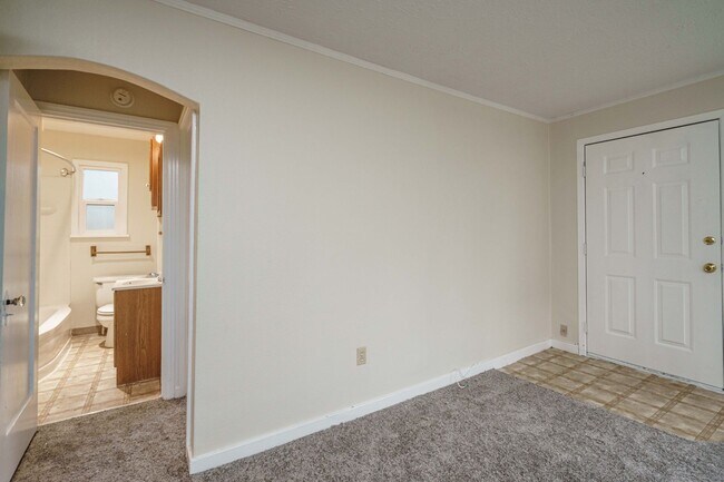 Building Photo - 1 Bedroom 1 Bath with Detached Garage