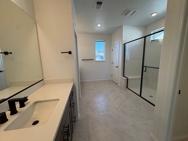 Building Photo - 3 bedroom 2.5 Bath with Solar in Brentwood