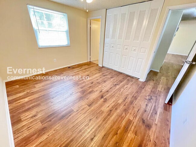 Building Photo - 3 Bed, 2.5 Bath Home with Fenced Yard & Garage / Pet-Friendly / Available Now!