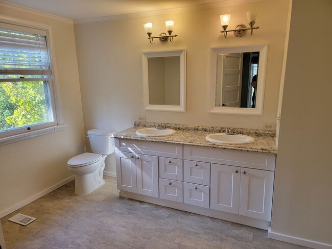 Building Photo - South Hill Home
