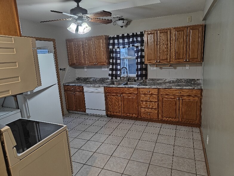 Building Photo - 1378 Thrush St