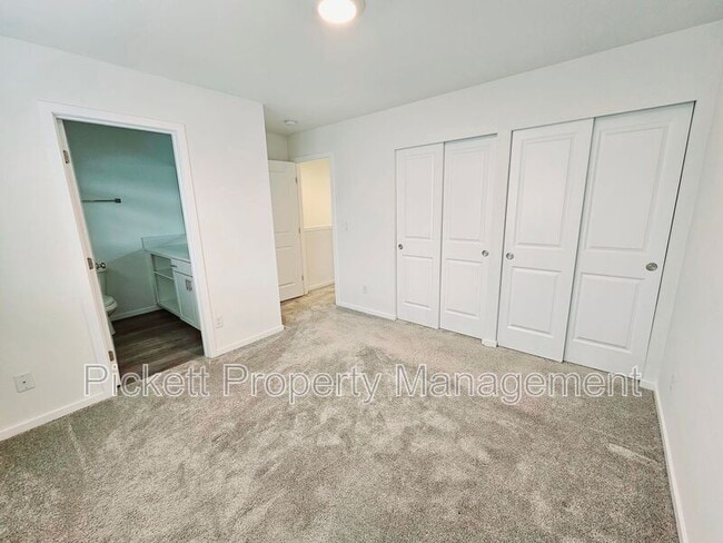 Building Photo - 946 NW Highgarden Dr