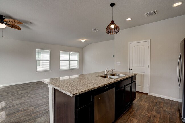 Building Photo - Charming 4/BR 2/BA One-Level Home with Spa...