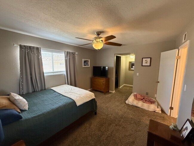 Building Photo - Spacious Two-Story 3 Bedroom, 1.5 Bath Tow...