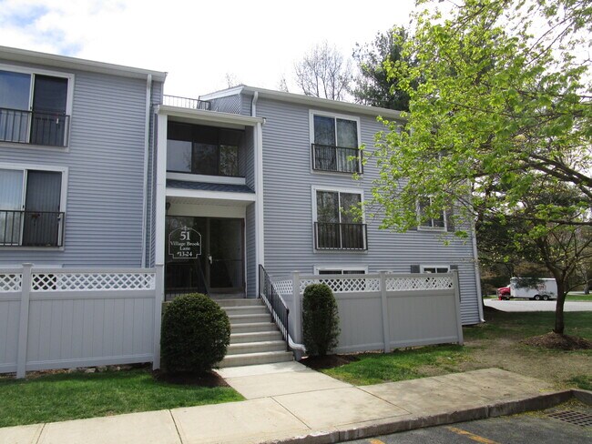 Building Photo - 6 Village Green Ln
