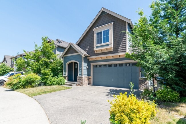 Building Photo - Large and Luxurious 2013 Built Home!