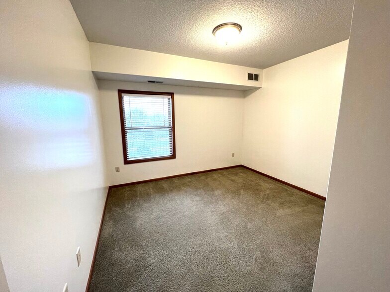 Building Photo - 2103 Silver Bell Rd