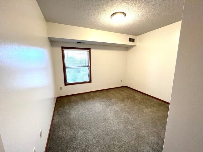 Building Photo - 2103 Silver Bell Rd