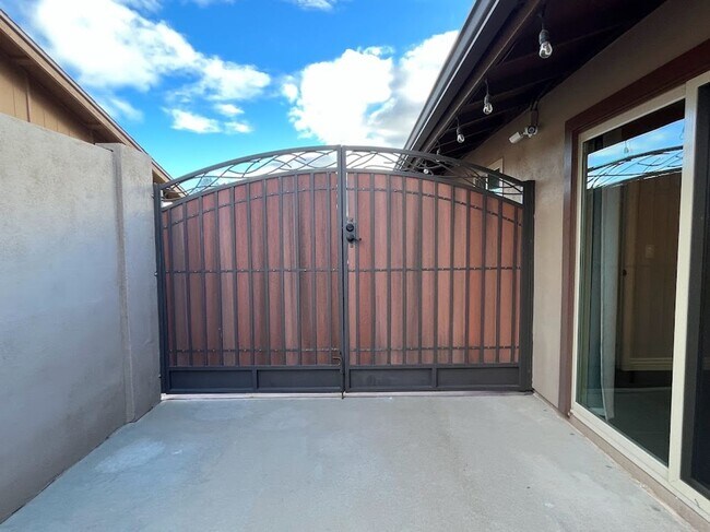 Building Photo - Elegant North Glendale Retreat with Premium Upgrades