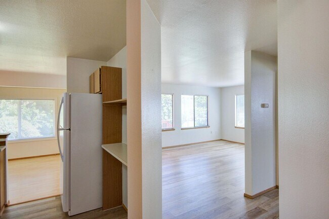 Building Photo - For Lease Edmonds - 900 Sq. Ft Two bed-One/Bath Duplex