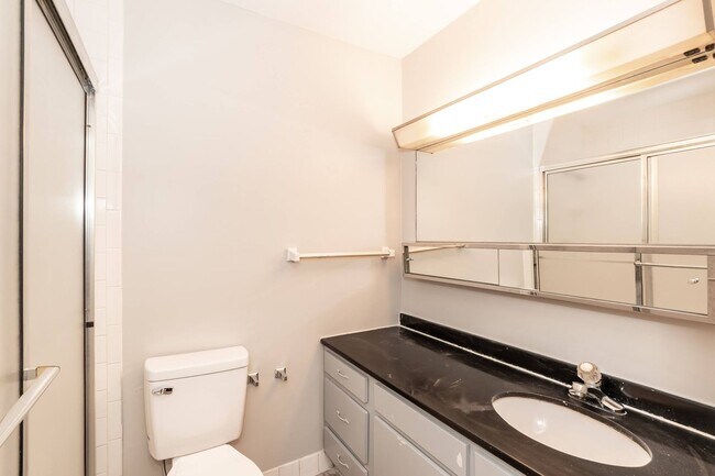 Building Photo - Two Bedroom Home!