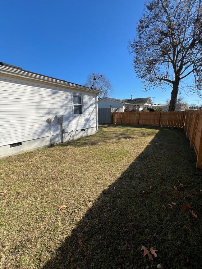 Building Photo - Beautiful 3bd 2 bath by the Water