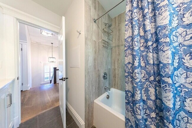 Building Photo - Gorgeous U-City Pershing Ave 4 bedroom/3 bath GEM - Fully Furnished with CLASS AND ELEGANCE - Mus...